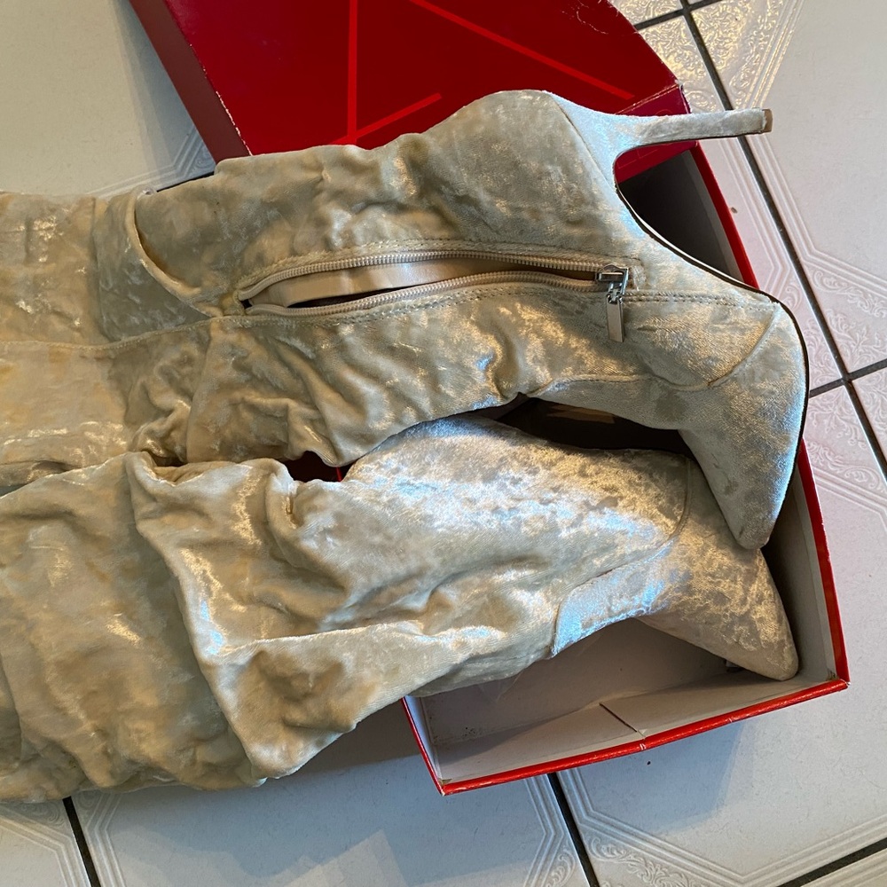 Chic Silver Heeled Boots